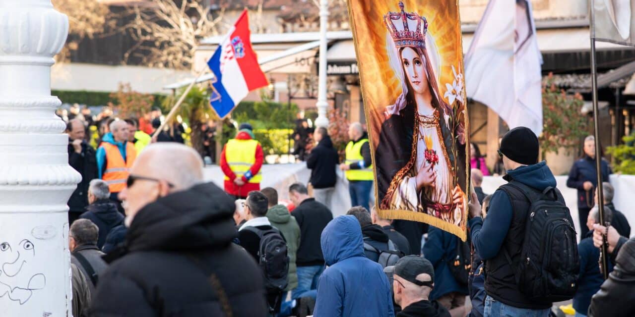 Zagreb: Molitelji se okupili na glavnom trgu, organiziran i protuprosvjed