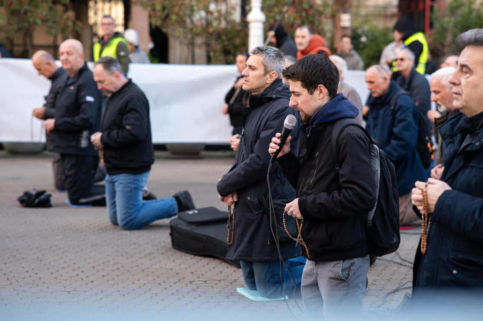 Molitelji se okupili na glavnom trgu, organiziran i protuprosvjed