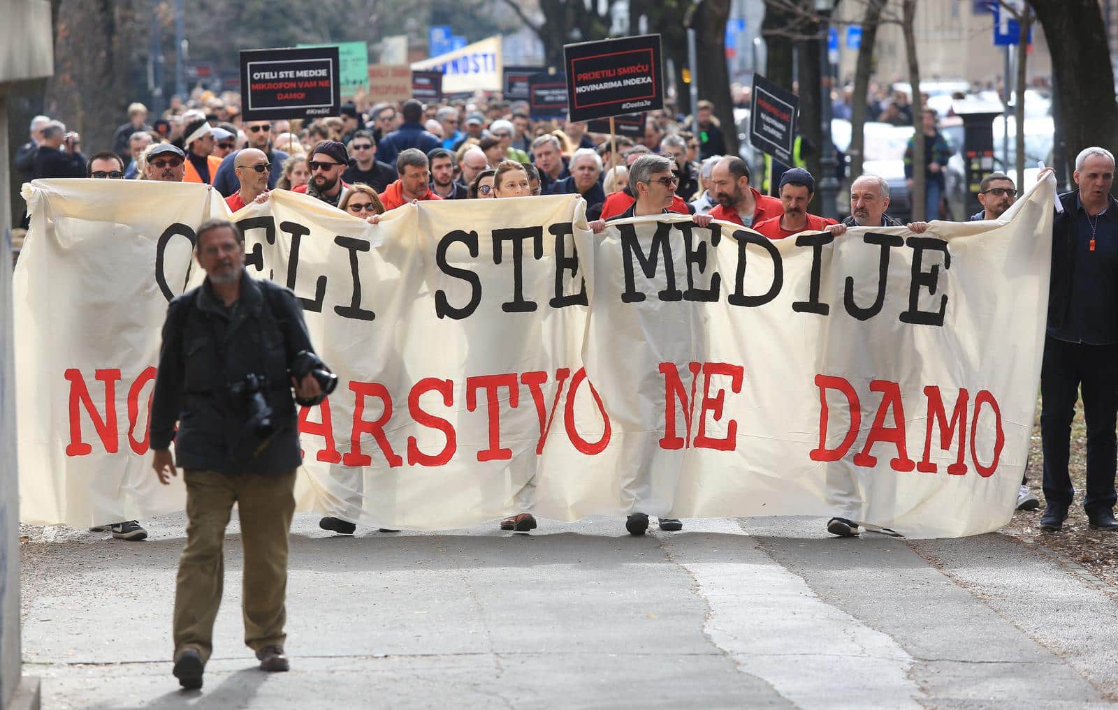 ARHIVA – 2019. Zagreb: Prosvjedna šetnja novinara protiv cenzure u medijima “Oteli ste medije, novinarstvo ne damo!”