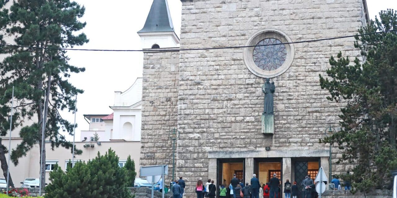 Zagreb: Dio vjernika ostao izvan crkve radi preporučenog razmaka