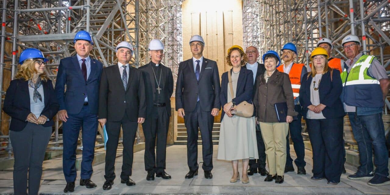 Zagreb: Premijer Plenković se sastao sa zagrebačkim nadbiskupom Draženom Kutlešom i obišao katedralu