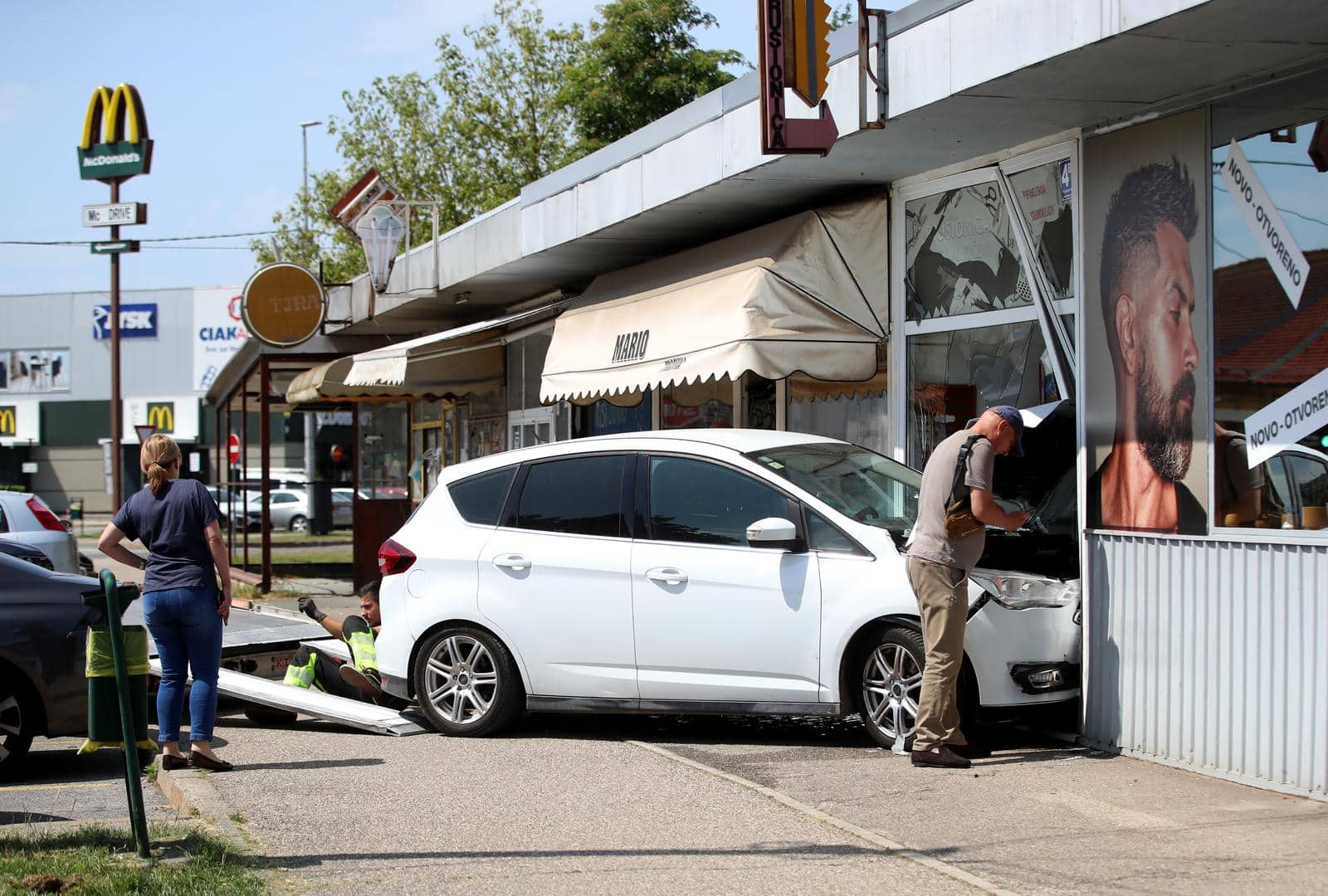 Velika Gorica: Automobilom se zabio u kiosk za izradu ključeva
