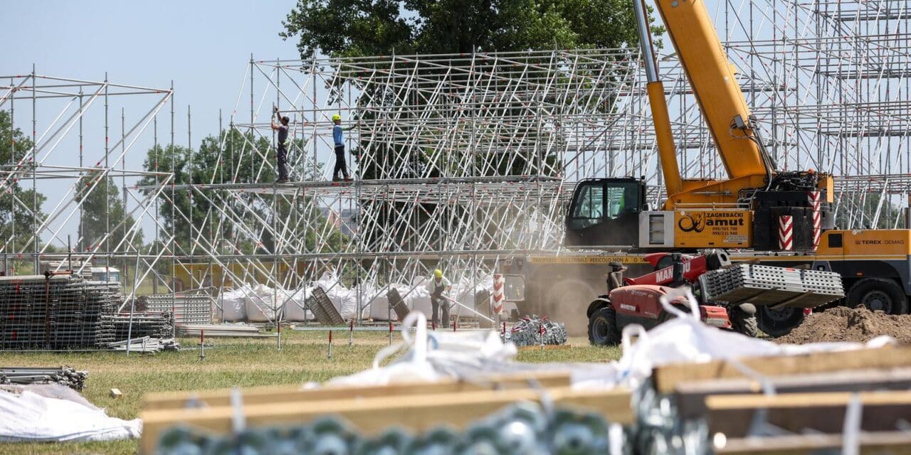 Zagreb: Postavljanje pozornice za koncert Marka Perkovića Thompsona