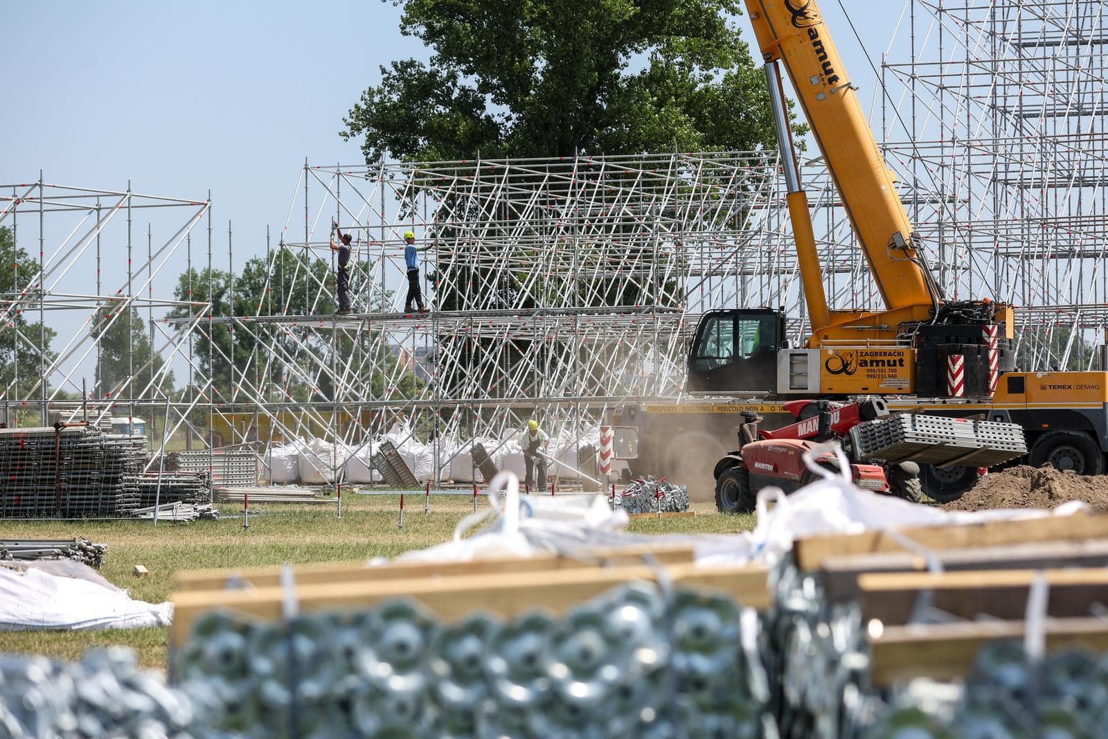 Zagreb: Postavljanje pozornice za koncert Marka Perkovića Thompsona