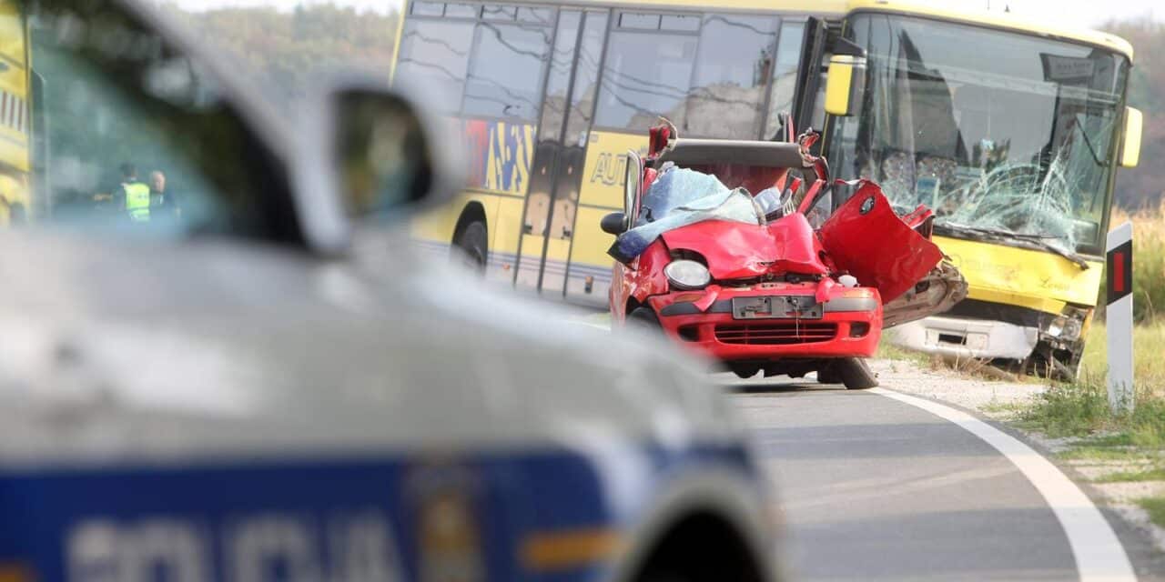 Pavu?njak: Kod Samobora se sudarili autobus i auto, jedna osoba poginula