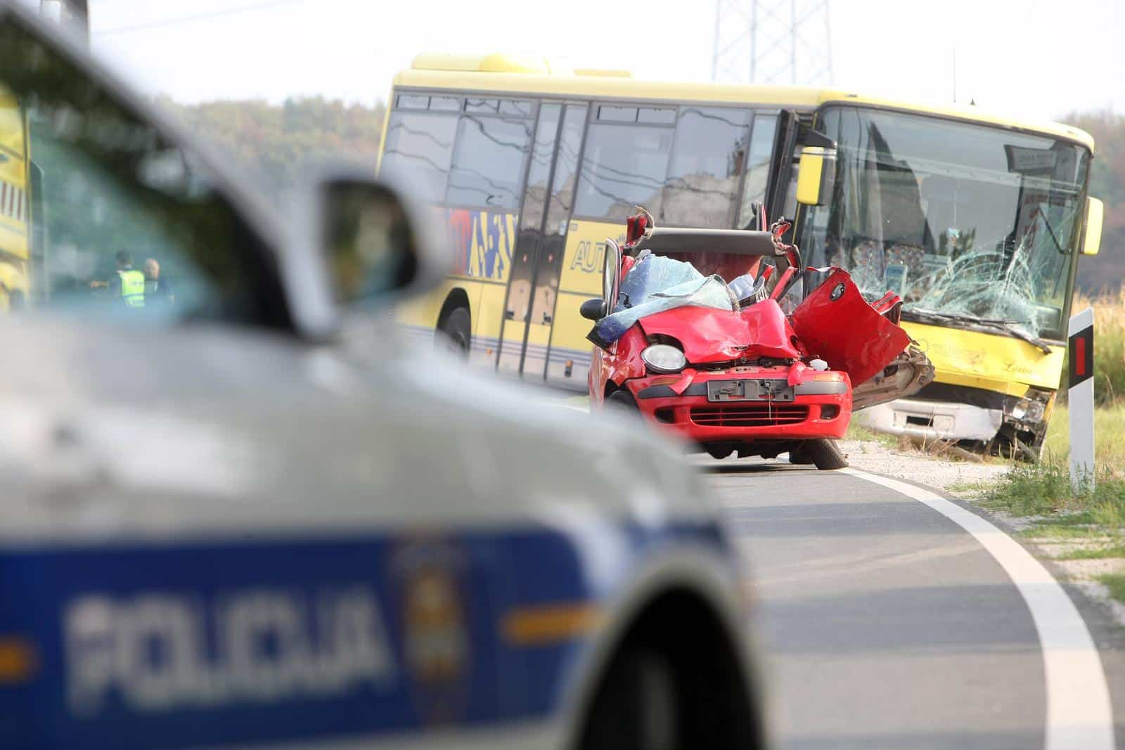 Pavu?njak: Kod Samobora se sudarili autobus i auto, jedna osoba poginula