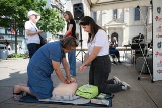 Zagreb: Građani na Cvjetnom trgu vježbali oživljavanje