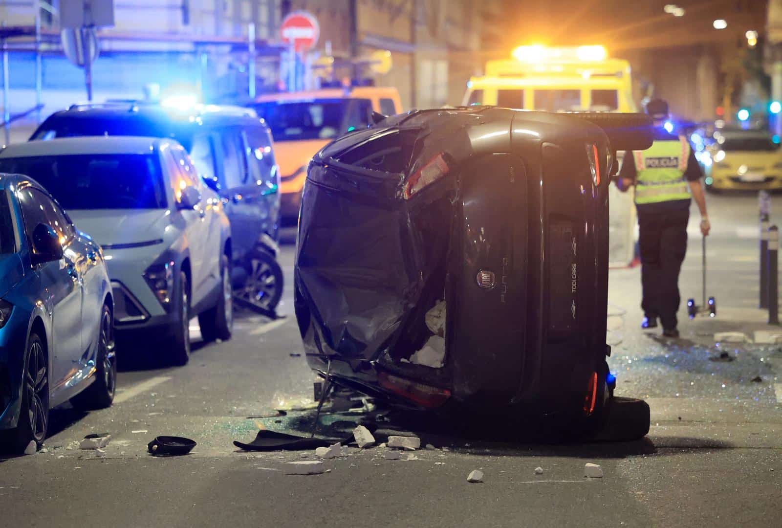 Zagreb: U Medulićevoj se zabio u četri parkirana vozila te završio na boku