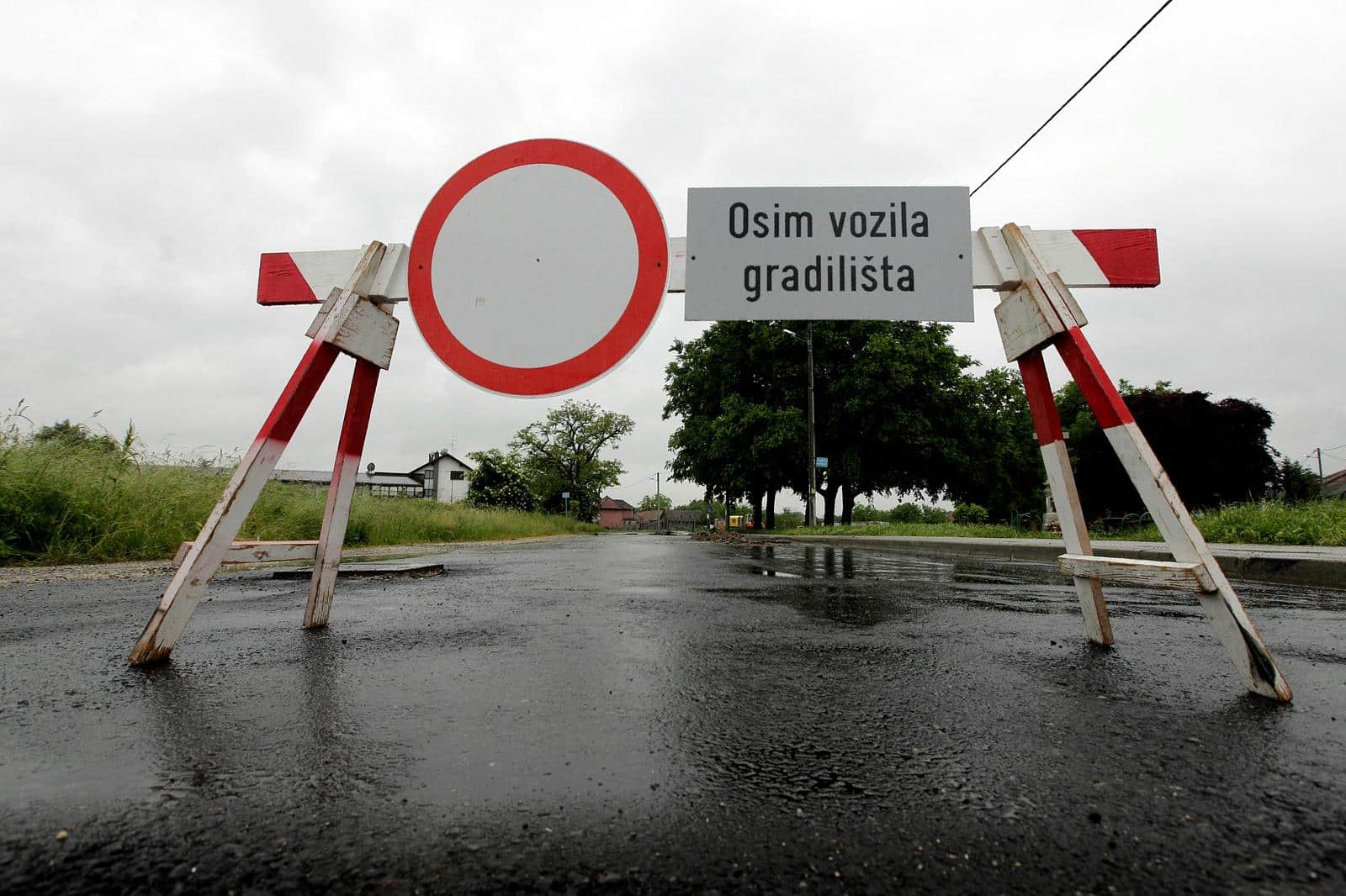 Zagreb: Radovi na sanaciji kolnika u ulici dr.Luje Naleteli?a stali su zbog ki�e