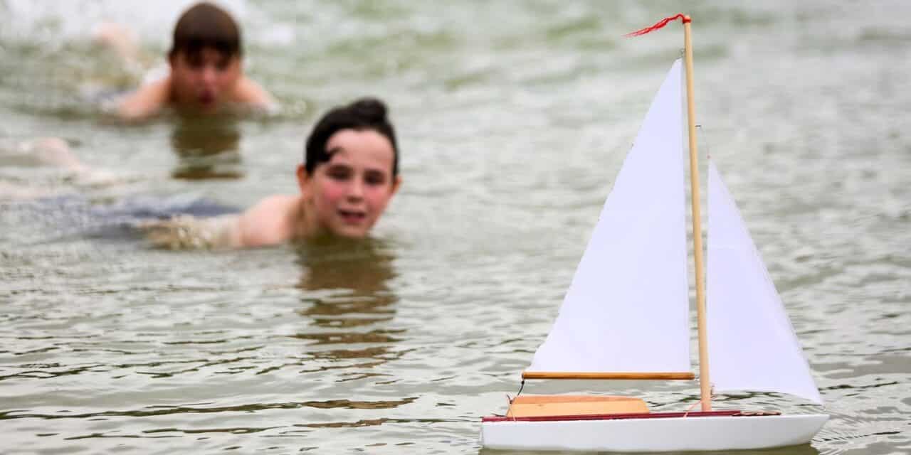 Zagreb: Kupačima na Bundeku nije zasmetao “jedriličar” koji je plovio jezerom