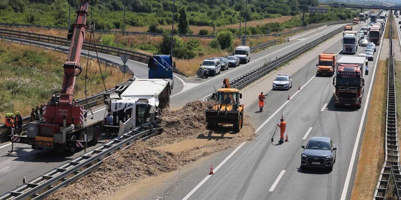 Kamion se prevrnuo na zagrebačkoj obilaznici, teret se rasuo po cesti