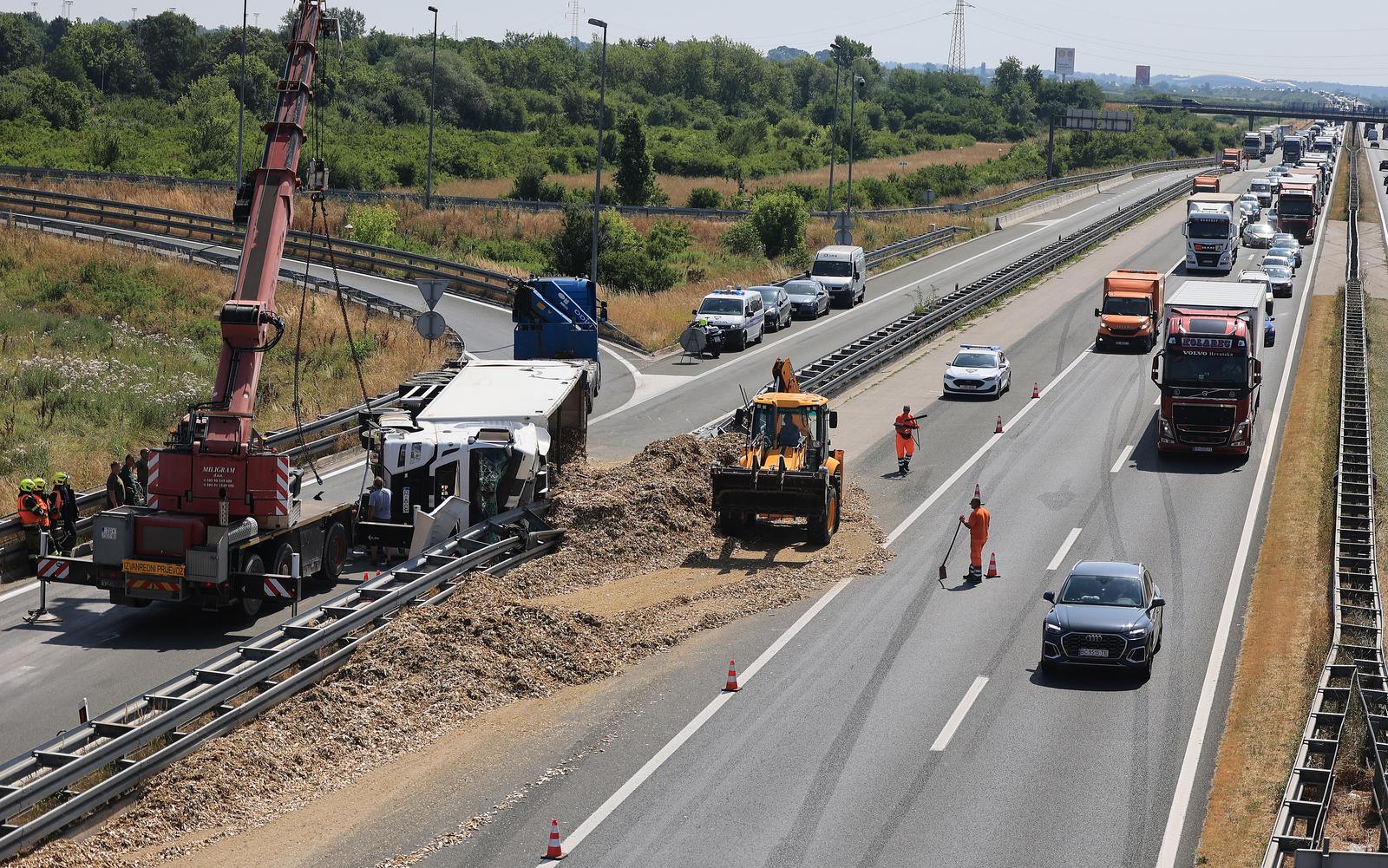 Kamion se prevrnuo na zagrebačkoj obilaznici, teret se rasuo po cesti