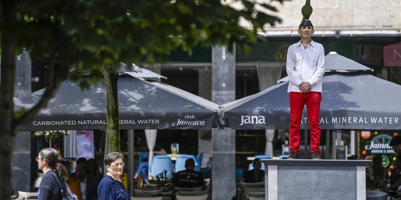 Zagreb: Noć Performansa – Siniša Labrović  – A monument to the pigeon na Cvjetnom trgu