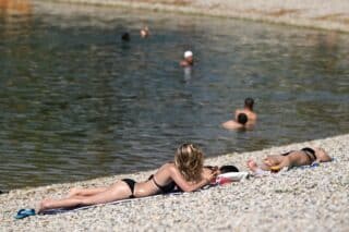 Zagreb: Spas od vrućina neki su potražili i na jezeru Jarun
