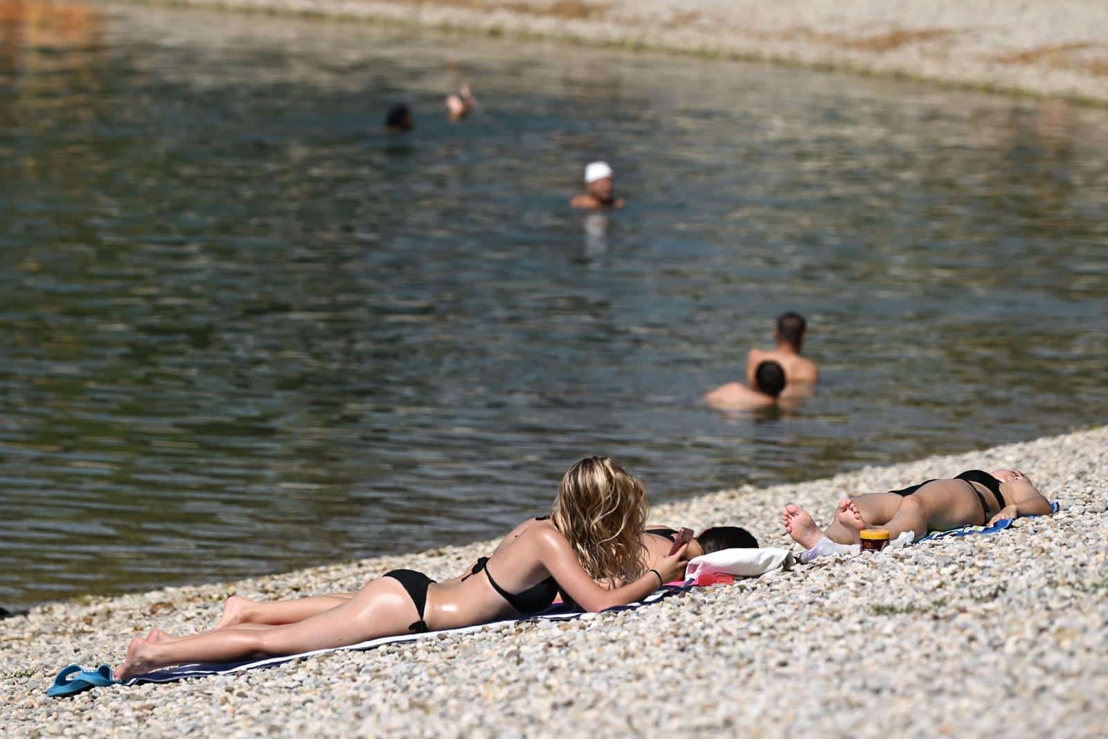 Zagreb: Spas od vrućina neki su potražili i na jezeru Jarun