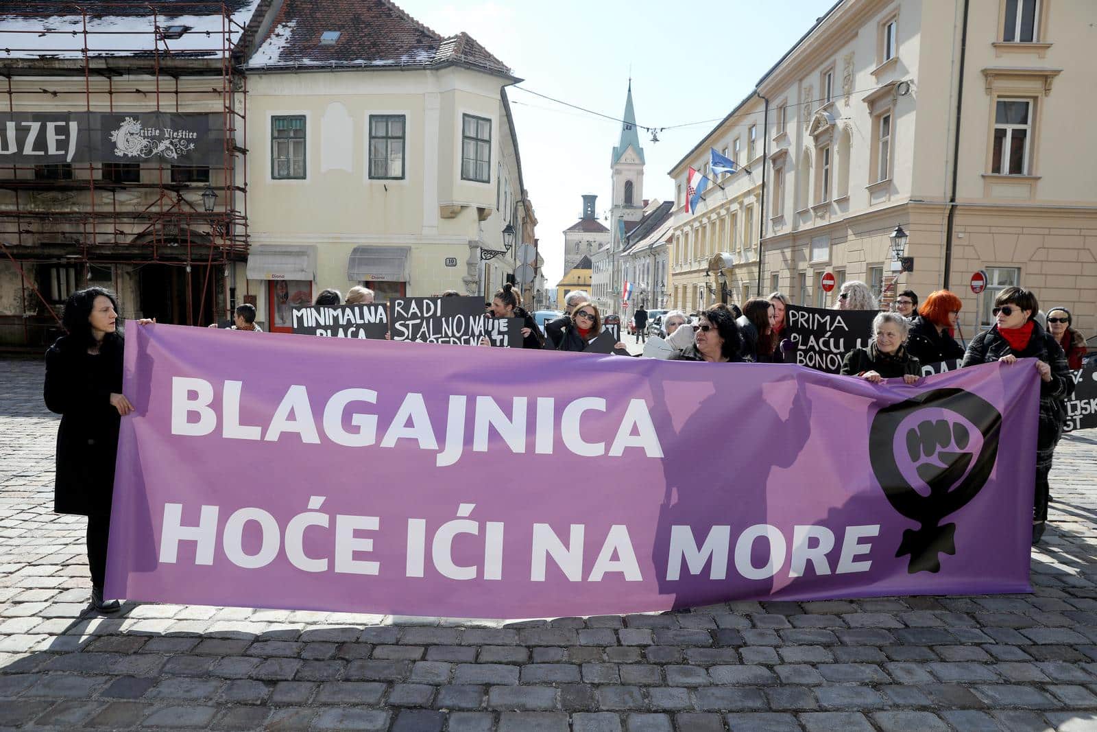 Blagajnica hoće ići na more – organizirana prosvjedna akcija žena na Markovom trgu