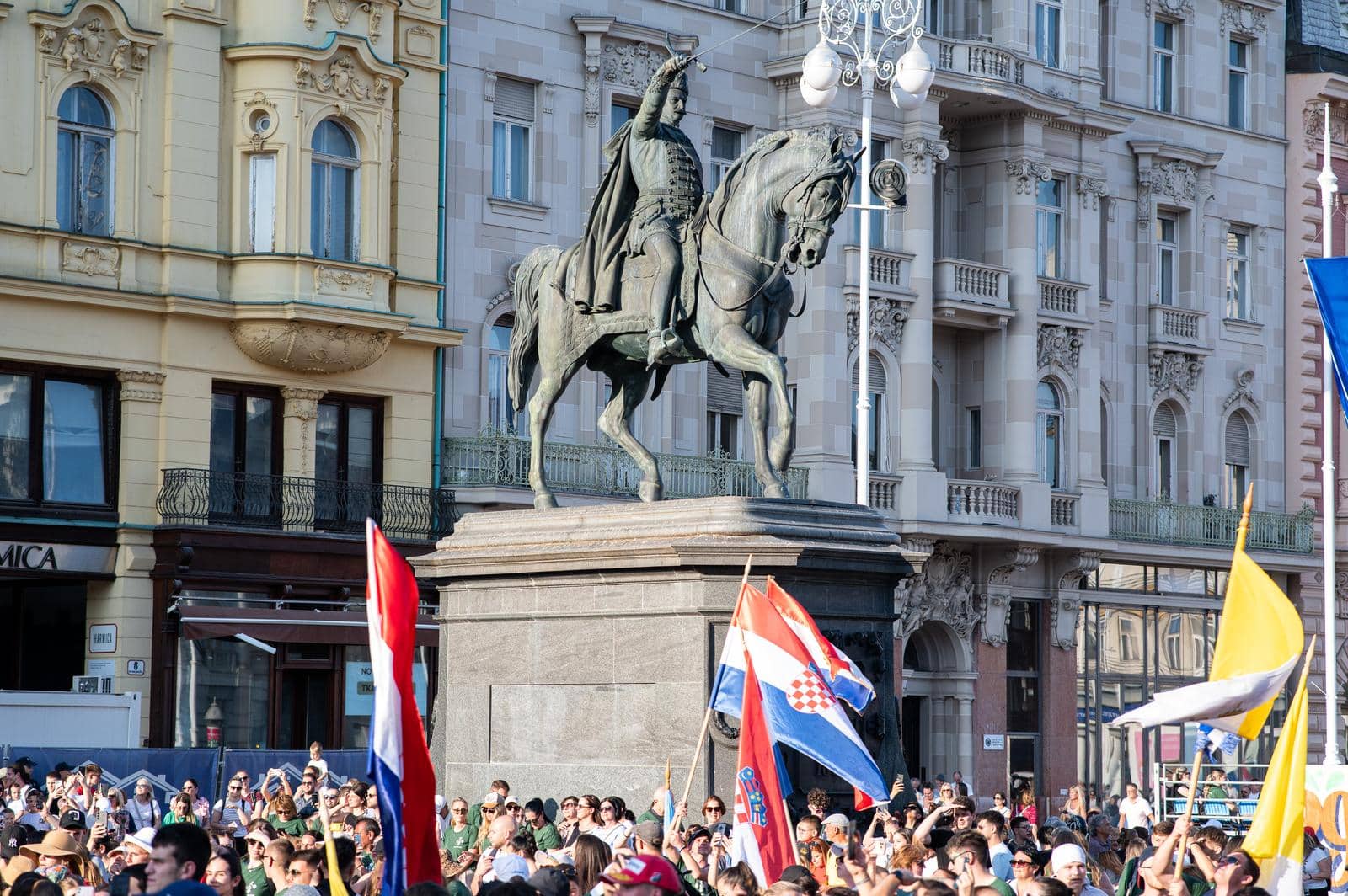 Zagreb: Antunovski hod mladih na Trgu bana Josipa Jelačića