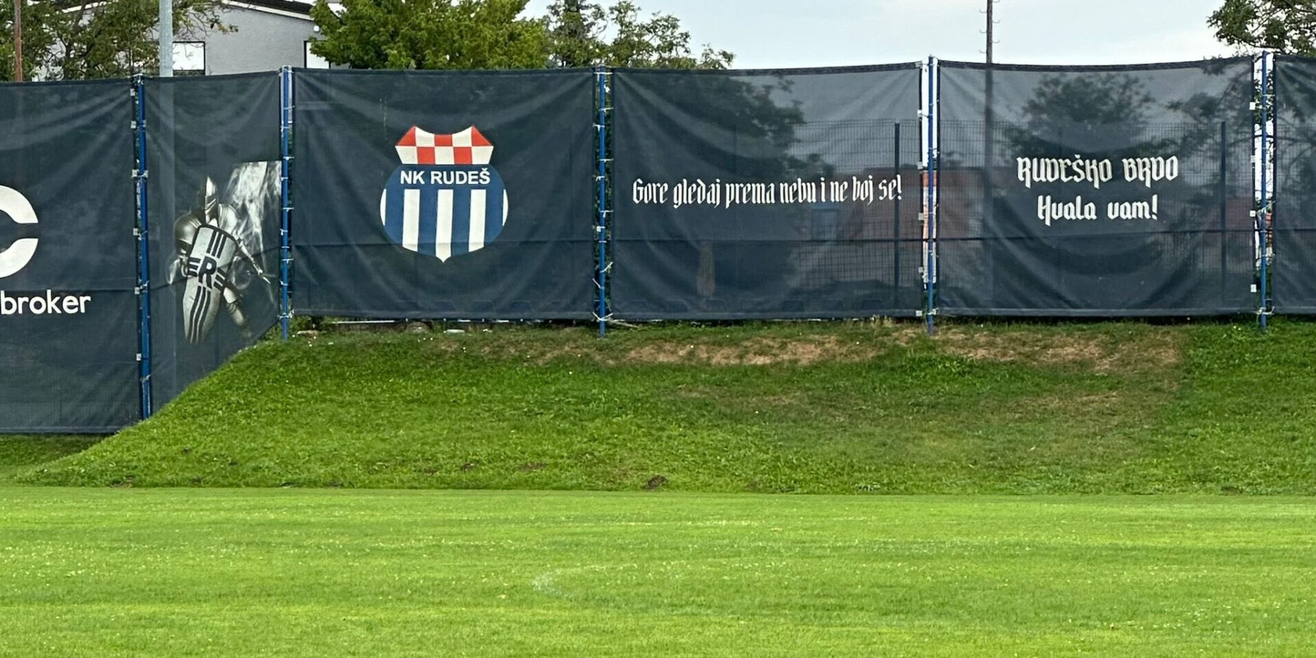 Vijećnici MO Rudeš uputili su pismo Tomaševiću zbog ignoriranja ponude NK Rudeš da o svom trošku postavi reflektore prebačene s Kranjčevićeve, dok Grad planira njihovo pohranjivanje na Hipodrom.