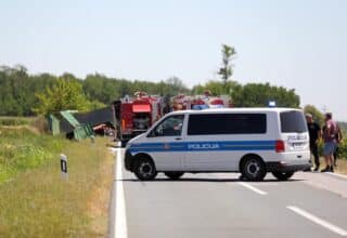 Kod Vinkovaca sudarila se dva kamiona, jedna osoba poginula