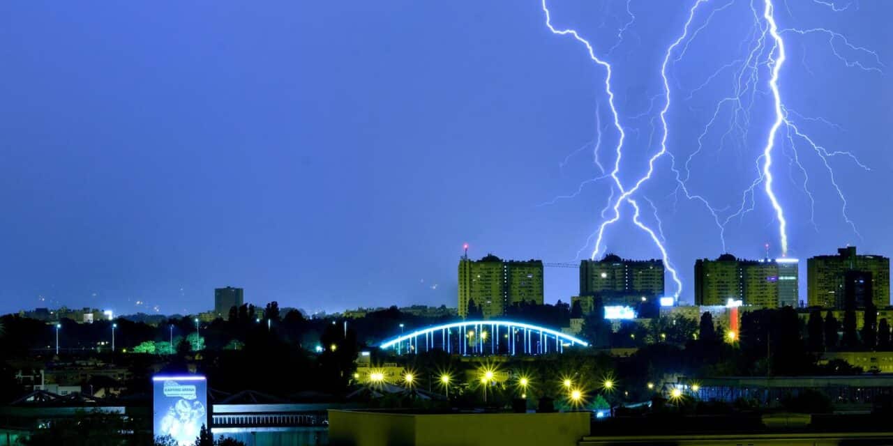 Oluja praćena munjama zahvatila područje Zagreba