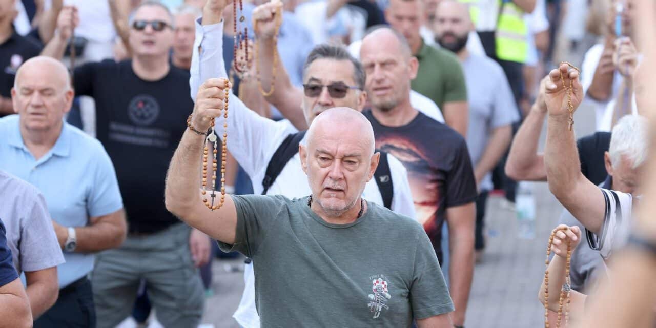 Zagreb: Na Jelacicem trgu molitva krunice za mir u svijetu i domovini te za obracenje i jedinstvo hrvatskog naroda
