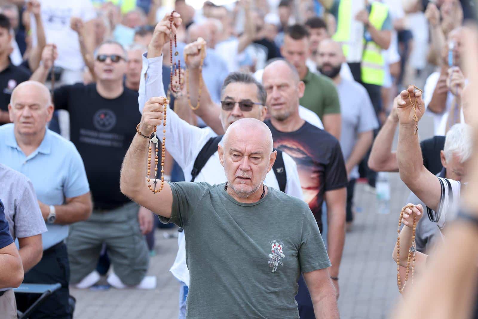 Zagreb: Na Jelacicem trgu molitva krunice za mir u svijetu i domovini te za obracenje i jedinstvo hrvatskog naroda