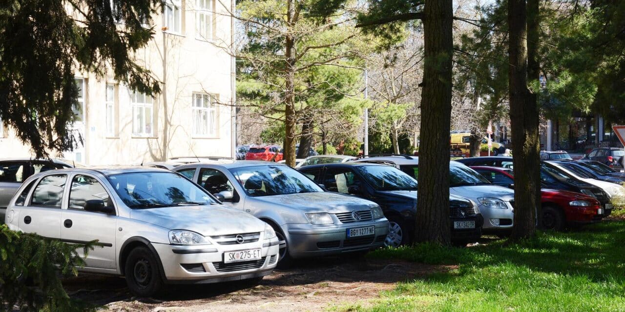 Sisak: Zbog naplate parkiranja, sve više građana parkira na zelenim površinama i parkovima