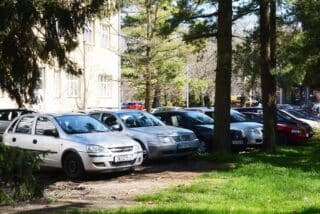Sisak: Zbog naplate parkiranja, sve više građana parkira na zelenim površinama i parkovima