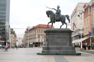 Zagreb: Na spomeniku banu Jelačiću osvanuo natpis “Srbi se bore, a mi?”