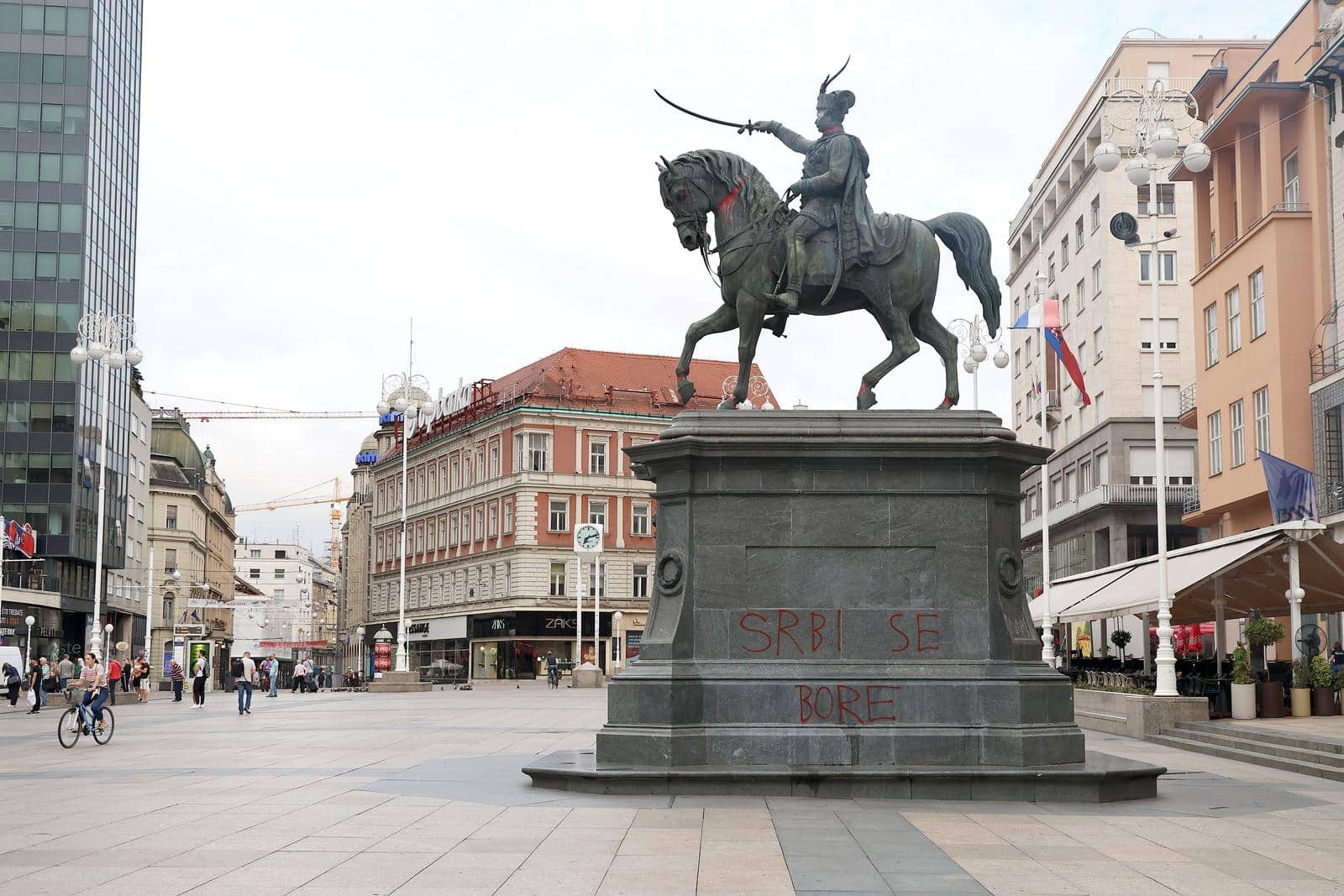 Zagreb: Na spomeniku banu Jelačiću osvanuo natpis “Srbi se bore, a mi?”