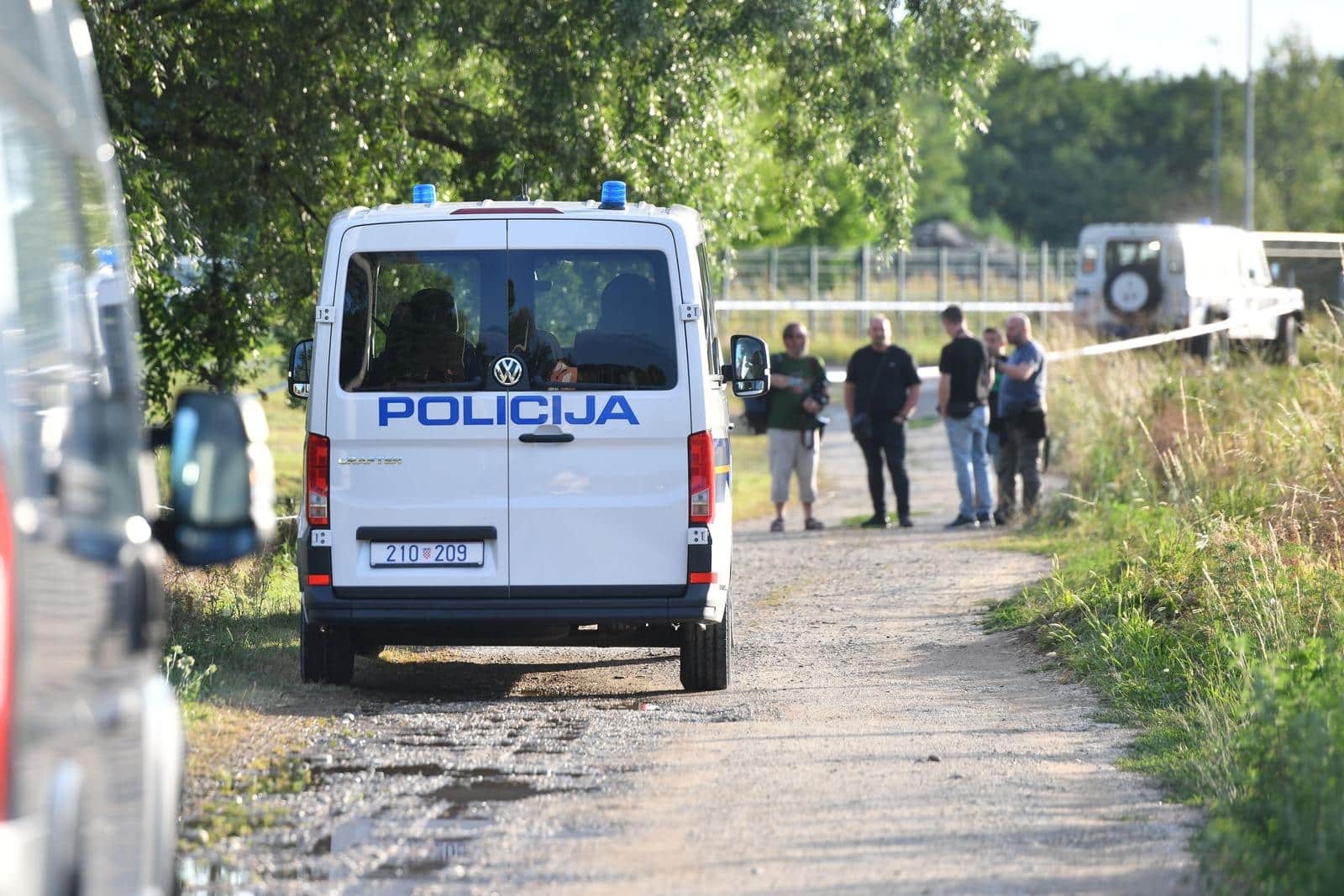 Policijski očevid kod Male Subotice gdje je pronađeno tijelo muškarca, sumnja se na ubojstvo