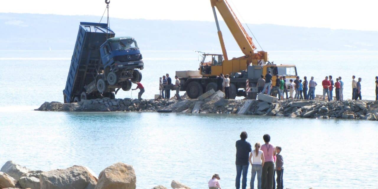 Bajnice: Na povr�inu izvu?en kamion koji je potonuo prilikom iskrcavanja materijala
