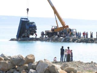 Bajnice: Na povr�inu izvu?en kamion koji je potonuo prilikom iskrcavanja materijala