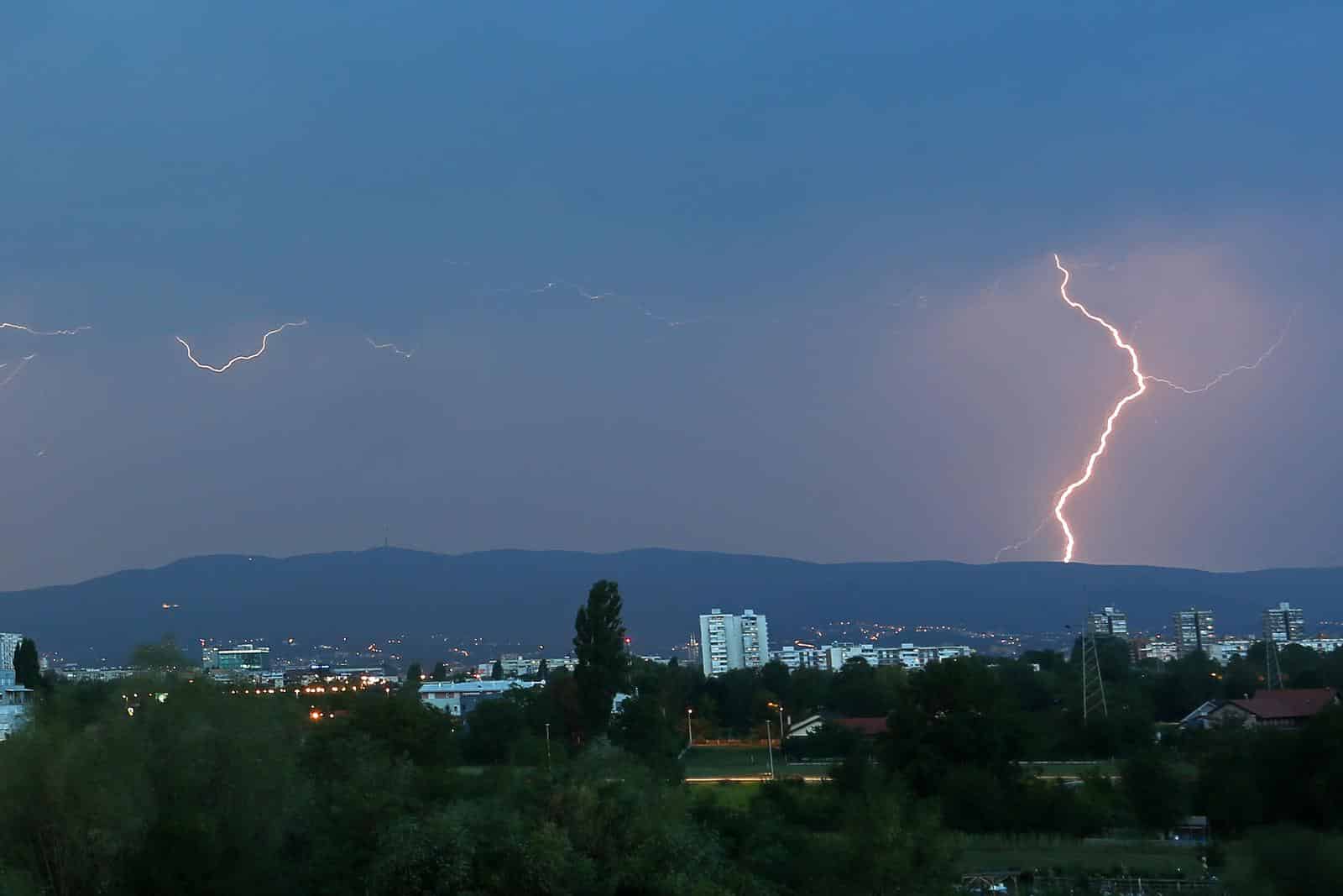 Olujno grmljavinsko nevrijeme pogodilo je Zagreb i okolicu
