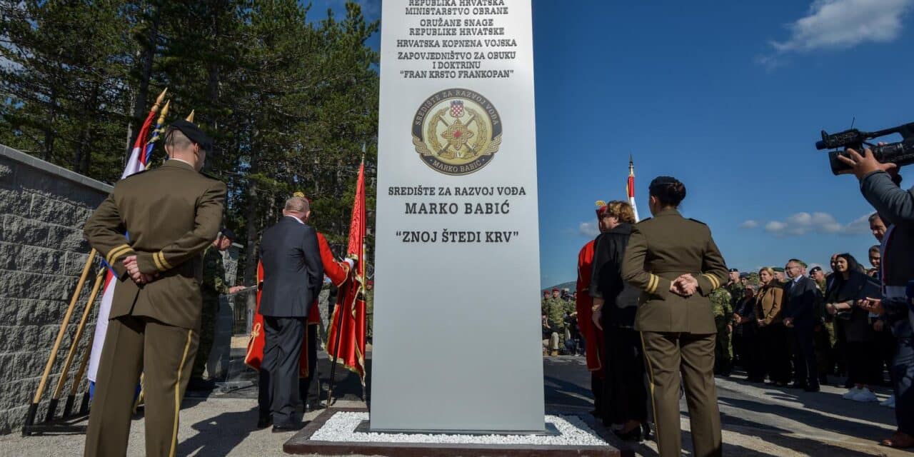 Trojac u Mercedesu nasilno je upao u vojarnu
