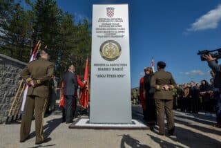 Trojac u Mercedesu nasilno je upao u vojarnu