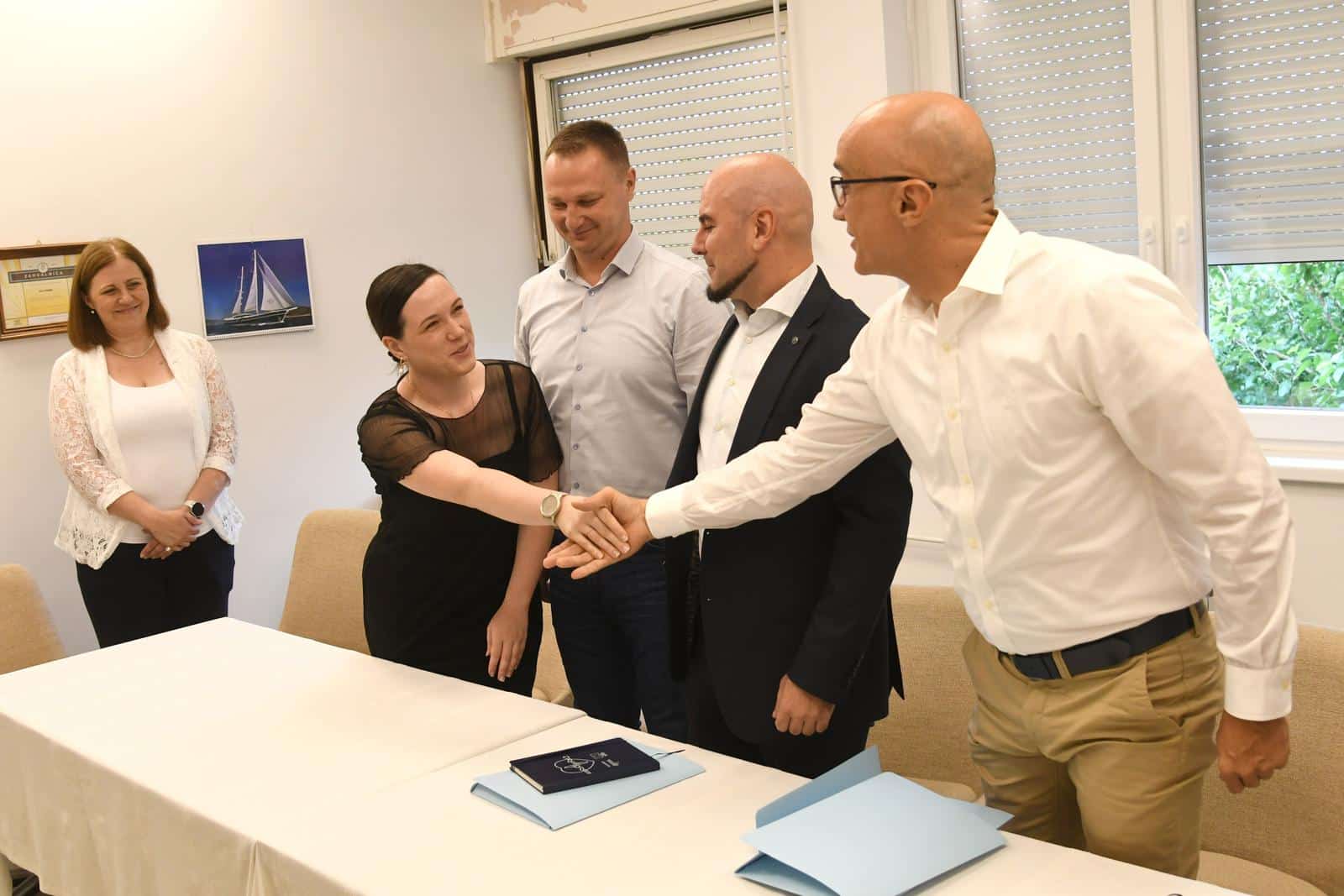 Čazma: Potpisan ugovor za potpunu energetsku obnovu zgrade Doma zdravlja u Čazmi
