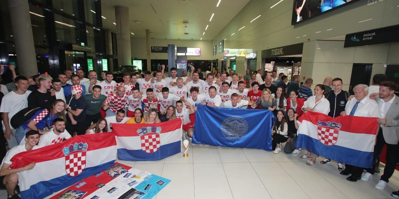 Svečani doček hrvatskoj sveučilišnoj reprezentaciji u futsalu koja je osvojila Svjetsko sveučilišno prvenstvo