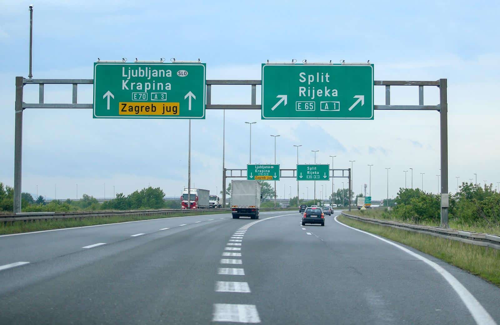 Zagreb: Na autocestama postavljeni novi prometni znakovi Držite razmak