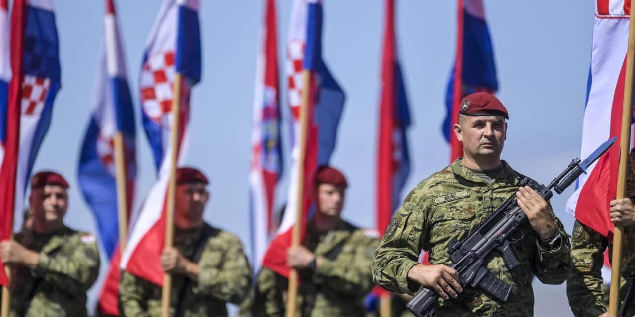 Velika Gorica: Uvježbavanje pješačkih postroja Hrvatske vojske za svečani vojni mimohod