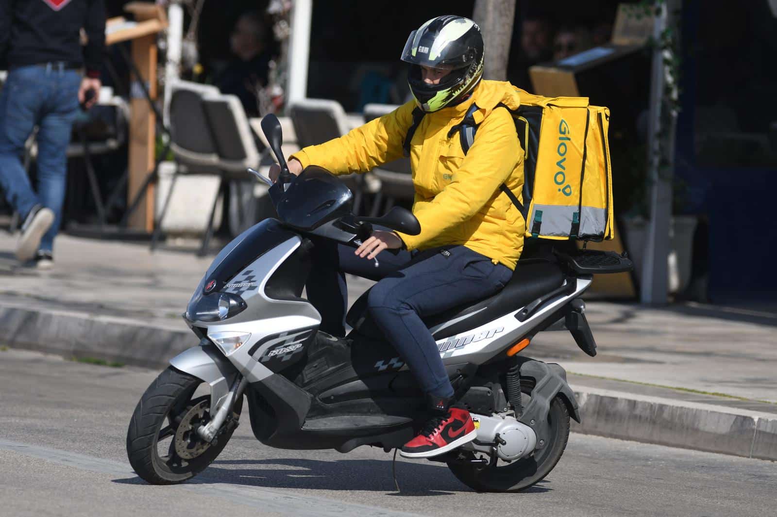 glovo dostava dostavljač motocikl motor