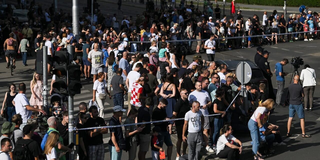 Zagreb: Građani s raznih lokacija prate vojni mimohod