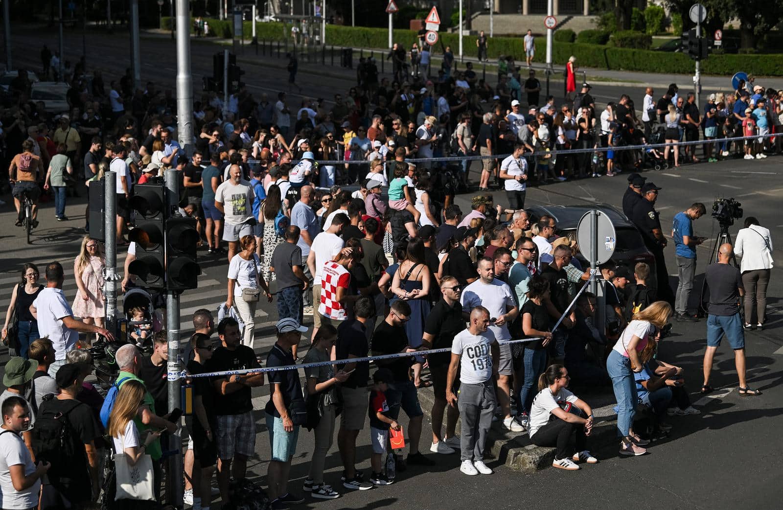 Zagreb: Građani s raznih lokacija prate vojni mimohod