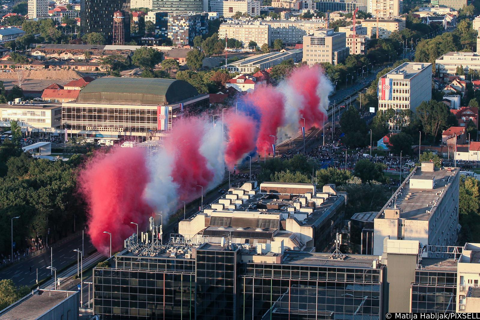 Zagreb: Vojni mimohod završio uz veličanstveni pirotehnički šou