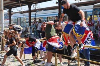 Zagreb: Veseli obožavatelji Thompsona na Glavnom kolodvoru