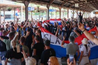 Zagreb: Veseli obožavatelji Thompsona na Glavnom kolodvoru