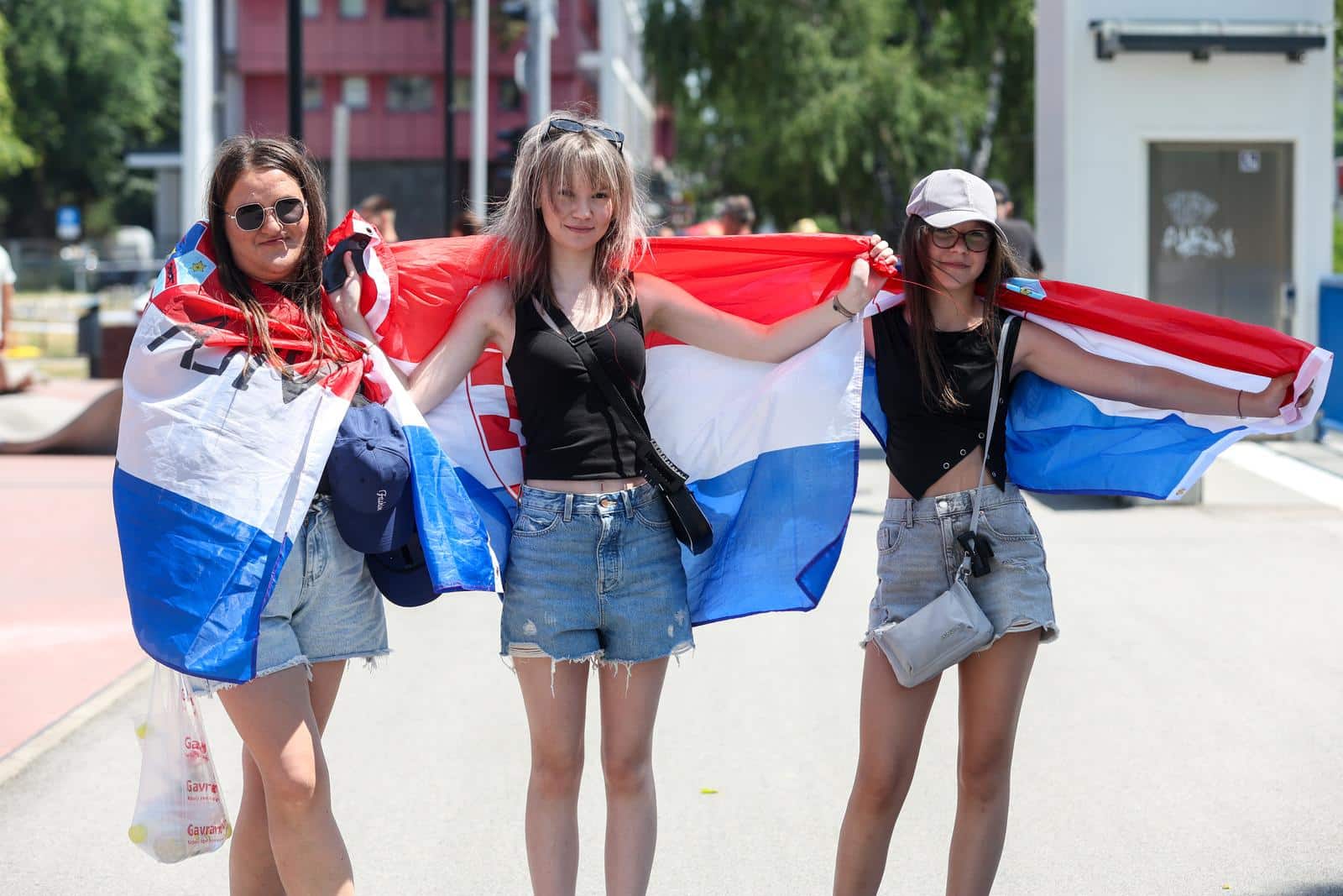 Zagreb: Obožavatelji se okupljaju na Kajzerici uoči koncerta Marka Perkovića Thompsona