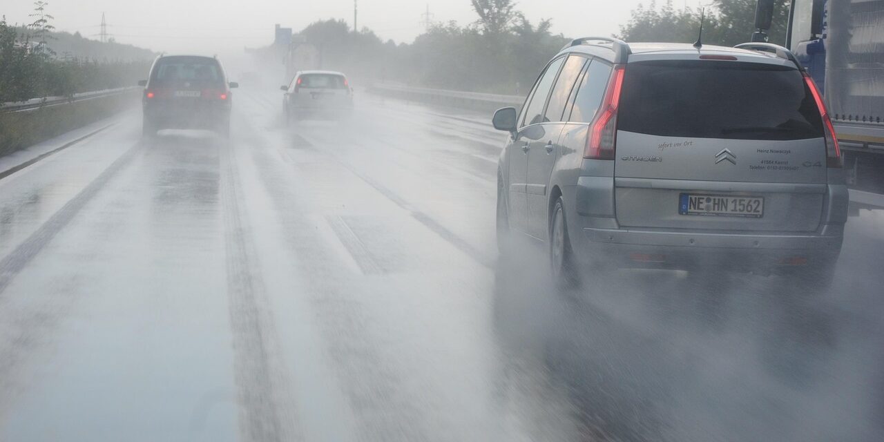 aquaplaning-397360_1280