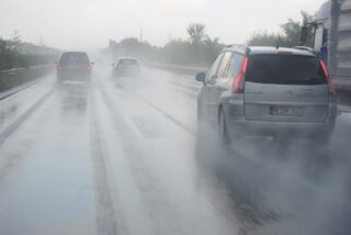 aquaplaning-397360_1280