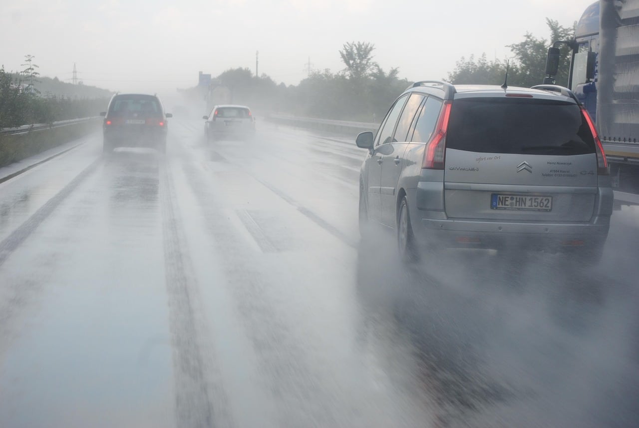 aquaplaning-397360_1280